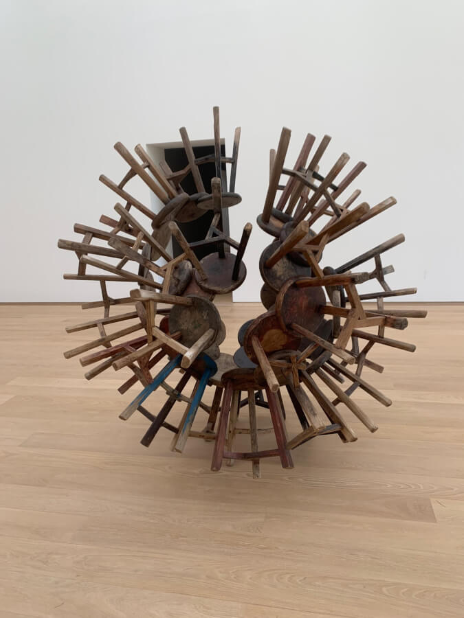 Stapeling van stoelen Door Ai Weiwei